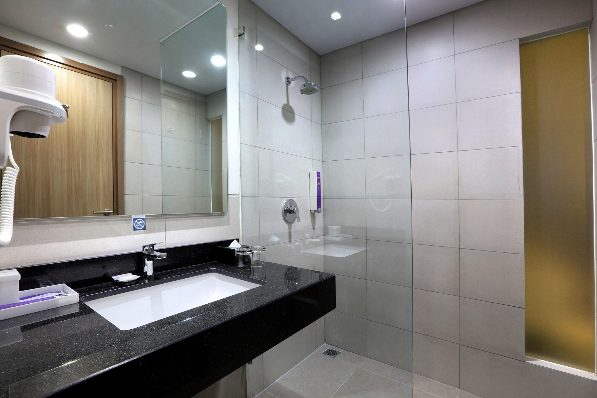 Hotel Quest Prime Cikarang By Aston Bekasi Esterno foto
