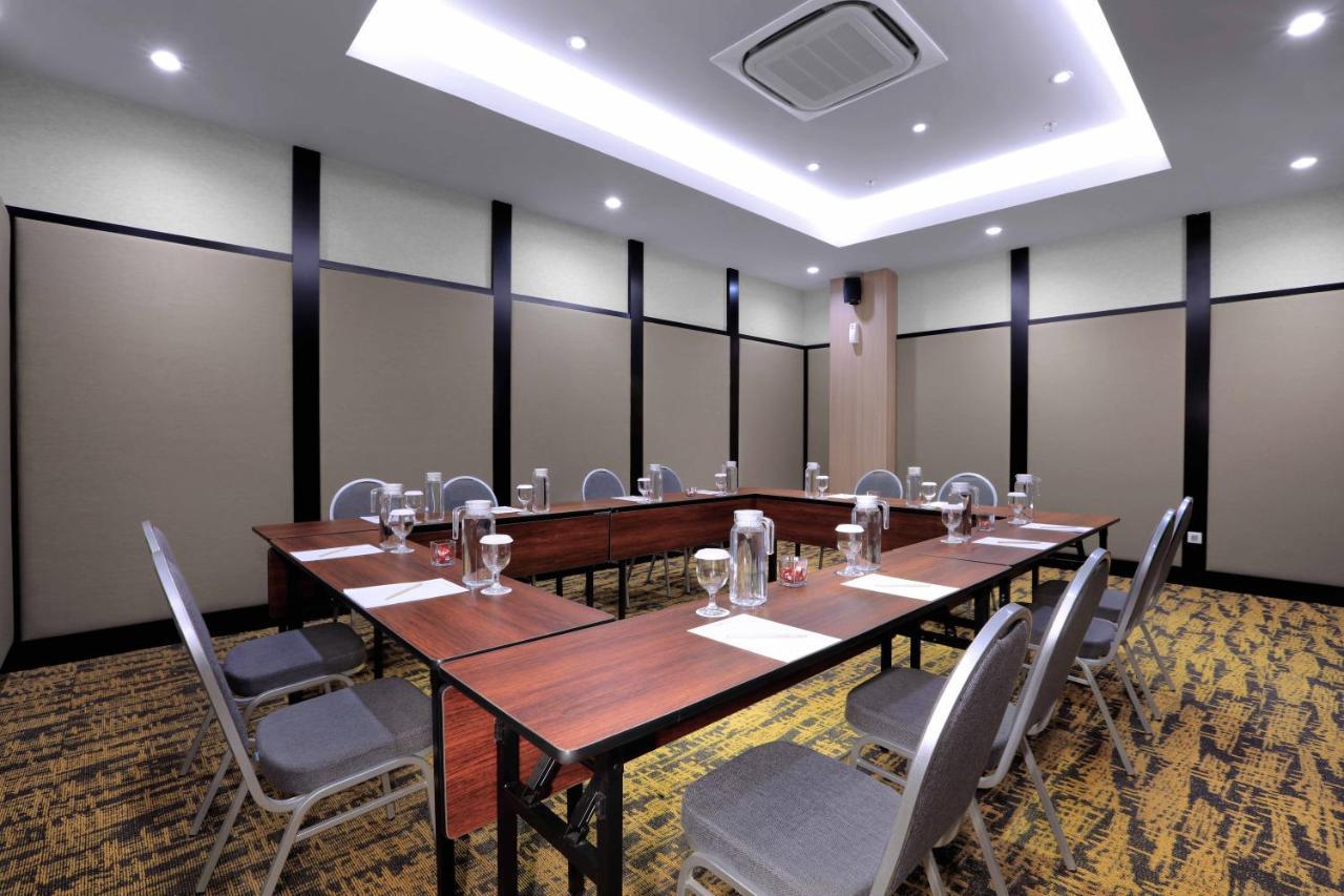Hotel Quest Prime Cikarang By Aston Bekasi Esterno foto